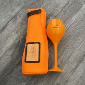 Bundle Veuve Clicquot Champagne 🍾 bottle cover & Plastic Veuve Clicquot $50 NEW